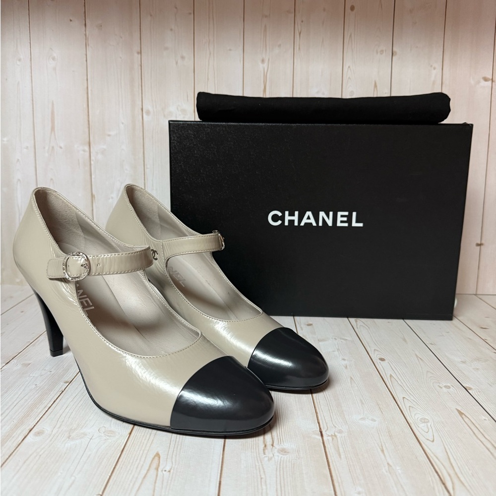 CHANEL Shiny Goatskin Cap Toe Mary Jane Pumps Grey/Dark Grey Sz 39.5 / 9.5